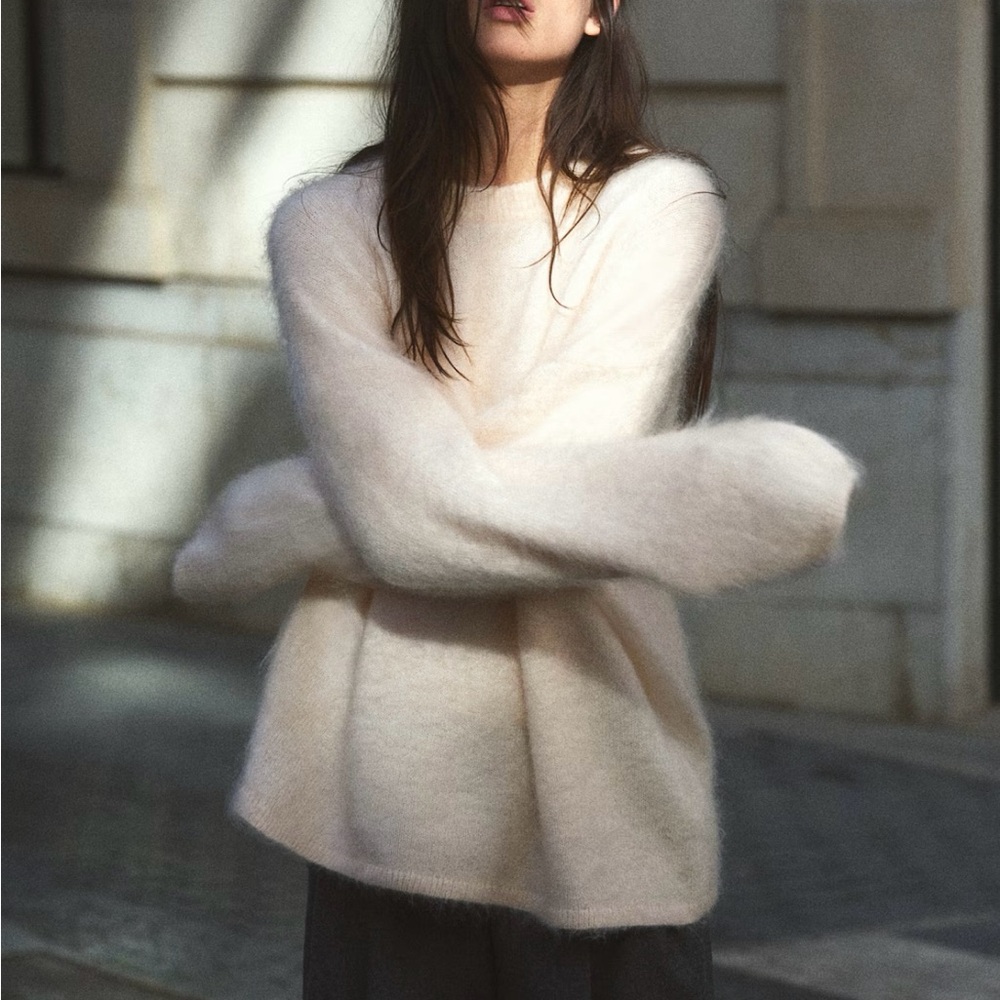 Women’s H&M OVERSIZED MOHAIR-BLEND SWEATER. Med. Light Apricot. NWT. Sold out